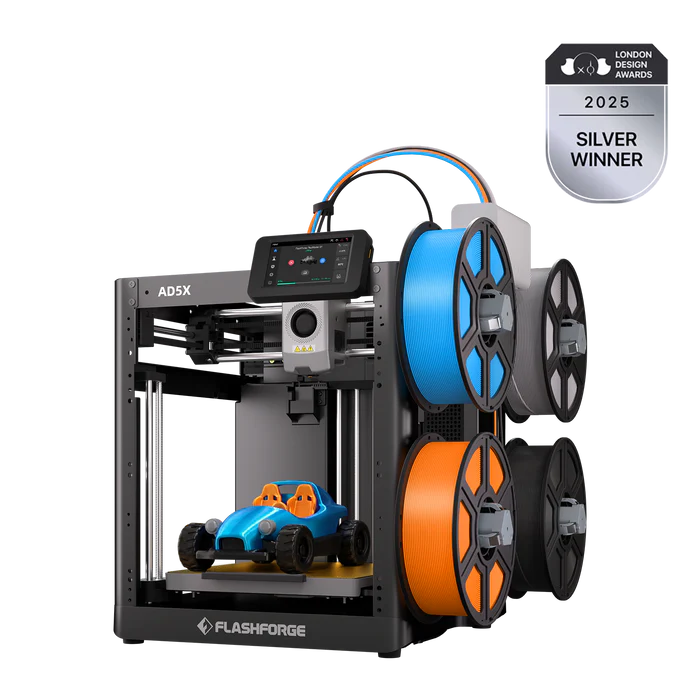 Flashforge 3D-Drucker mit aufgesetzten Filamentrollen druckt ein blaues Auto. Ein Silber-Award-Logo ist zu sehen.