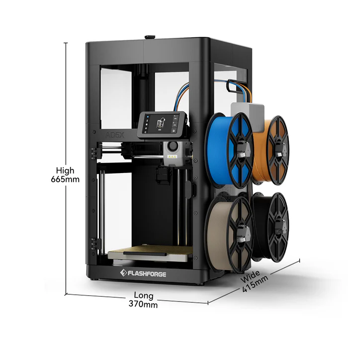 Ein schwarzer Flashforge 3D-Drucker mit vier Filamentrollen und Maßangaben in Millimetern.