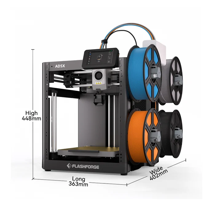 Flashforge 3D-Drucker mit vier Filamentrollen und Maßangaben in Höhe, Länge und Breite.