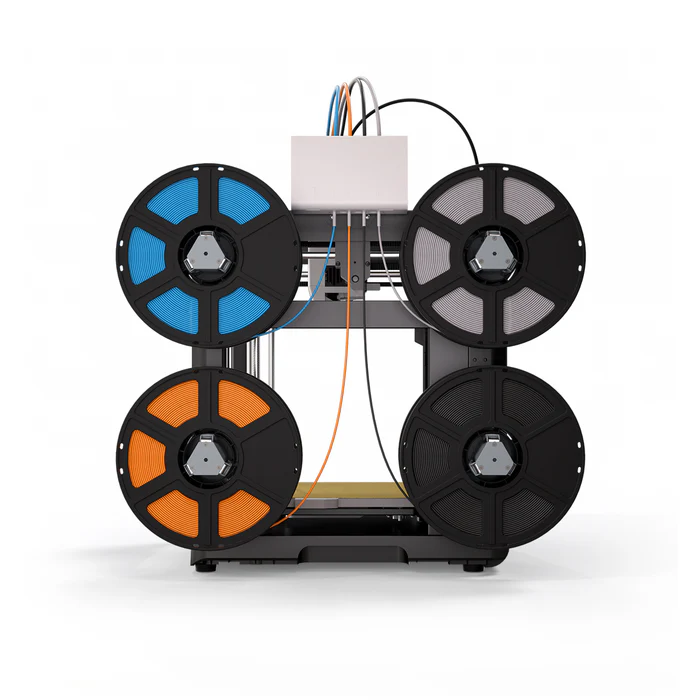 Ein 3D-Drucker mit vier Filamentrollen in Blau, Grau, Orange und Schwarz.