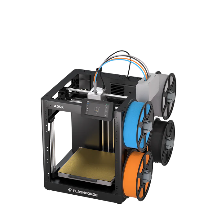 Ein schwarzer Flashforge AD5X 3D-Drucker mit vier bunten Filamentrollen an der Seite vor schwarzem Hintergrund.