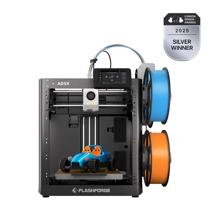 Flashforge AD5X 3D-Drucker druckt ein blaues Spielzeugauto, mit blauen und orangen Filamentrollen an der Seite.