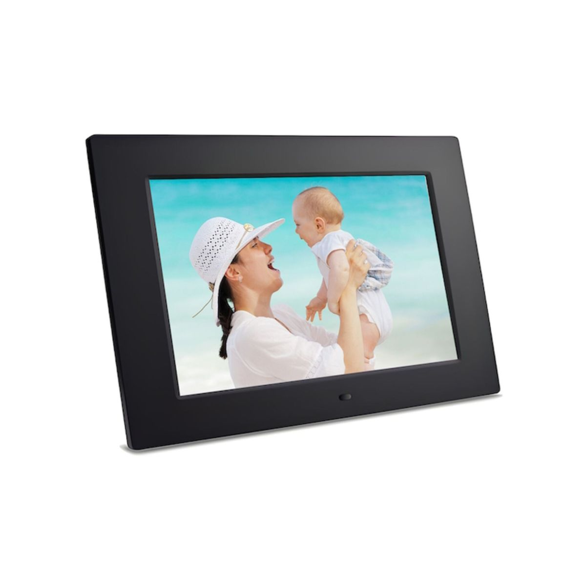 Ein schwarzer digitaler Bilderrahmen zeigt eine Mutter, die ihr Baby am Strand hochhebt.