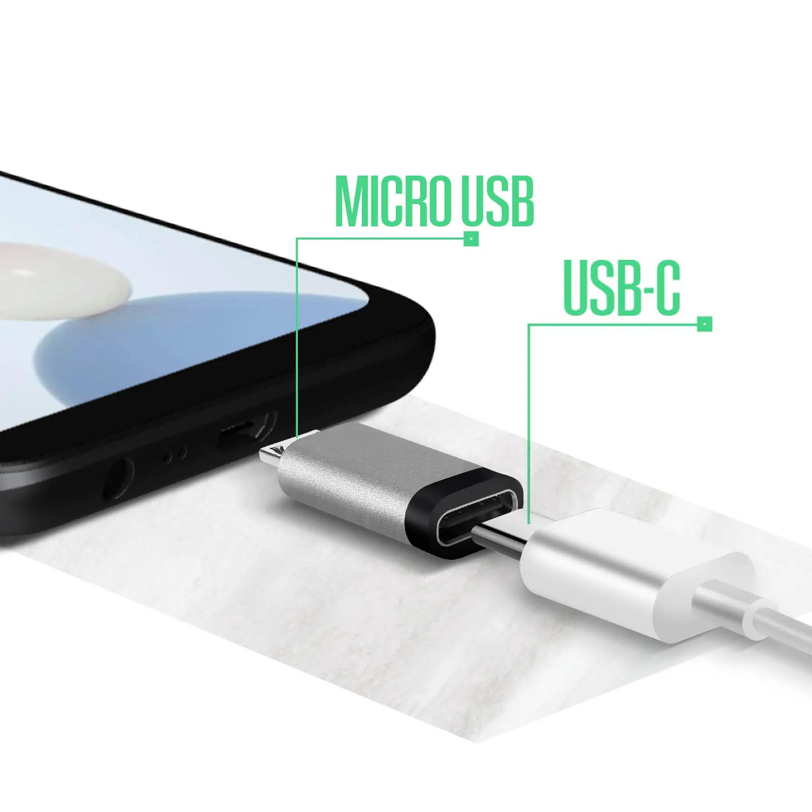 Ein Smartphone zeigt Micro-USB und USB-C Adapterverbindungen auf einer weißen Oberfläche.