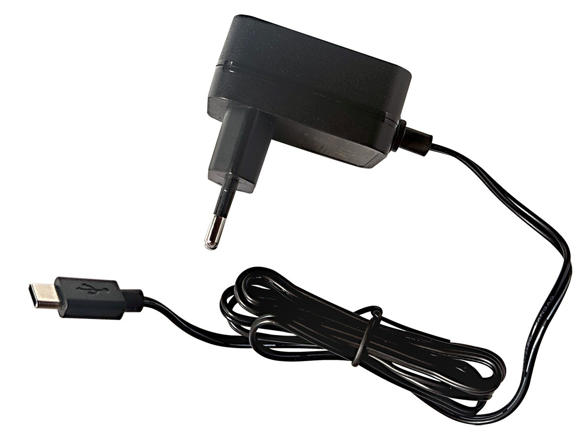 Czarny zasilacz z wtyczką europejską i podłączonym kablem USB-C na białym tle.