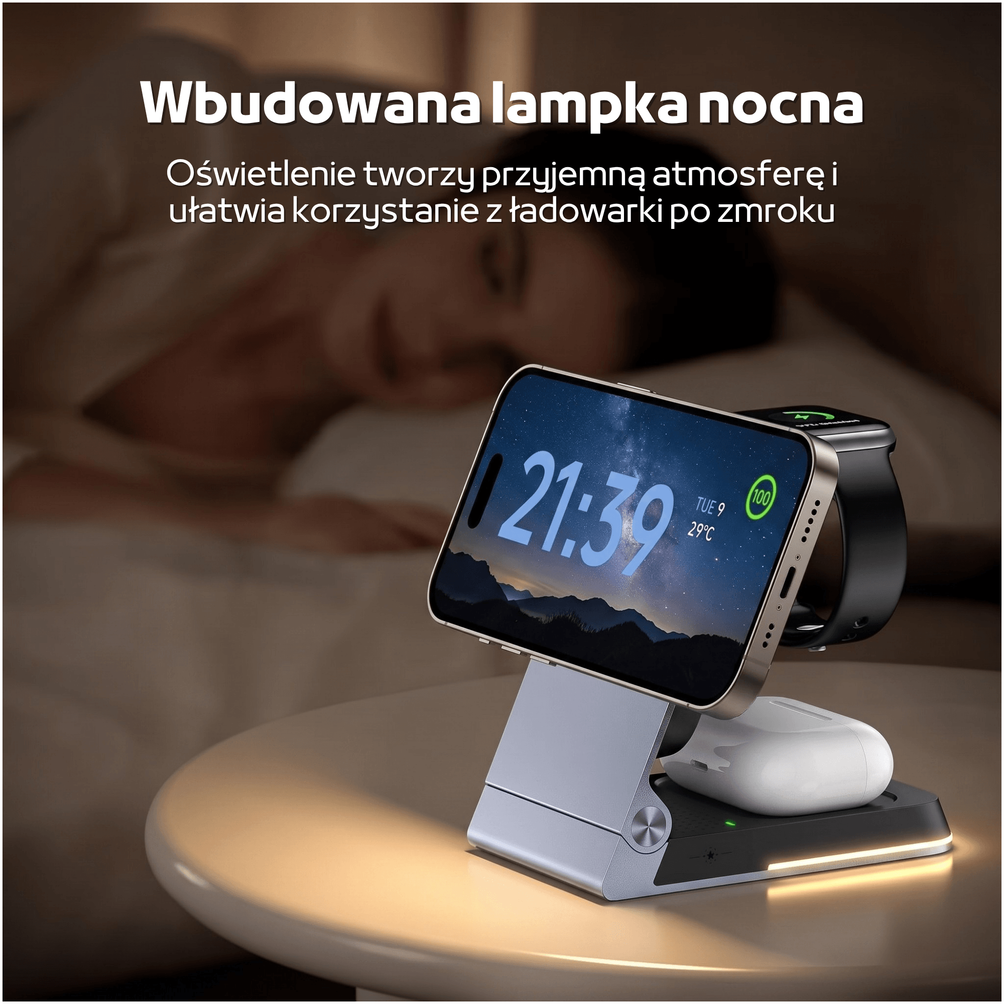 Eine weiße Nachttischlampe beleuchtet sanft einen Wecker und ein Smartphone, das auf einem Ladegerät steht.