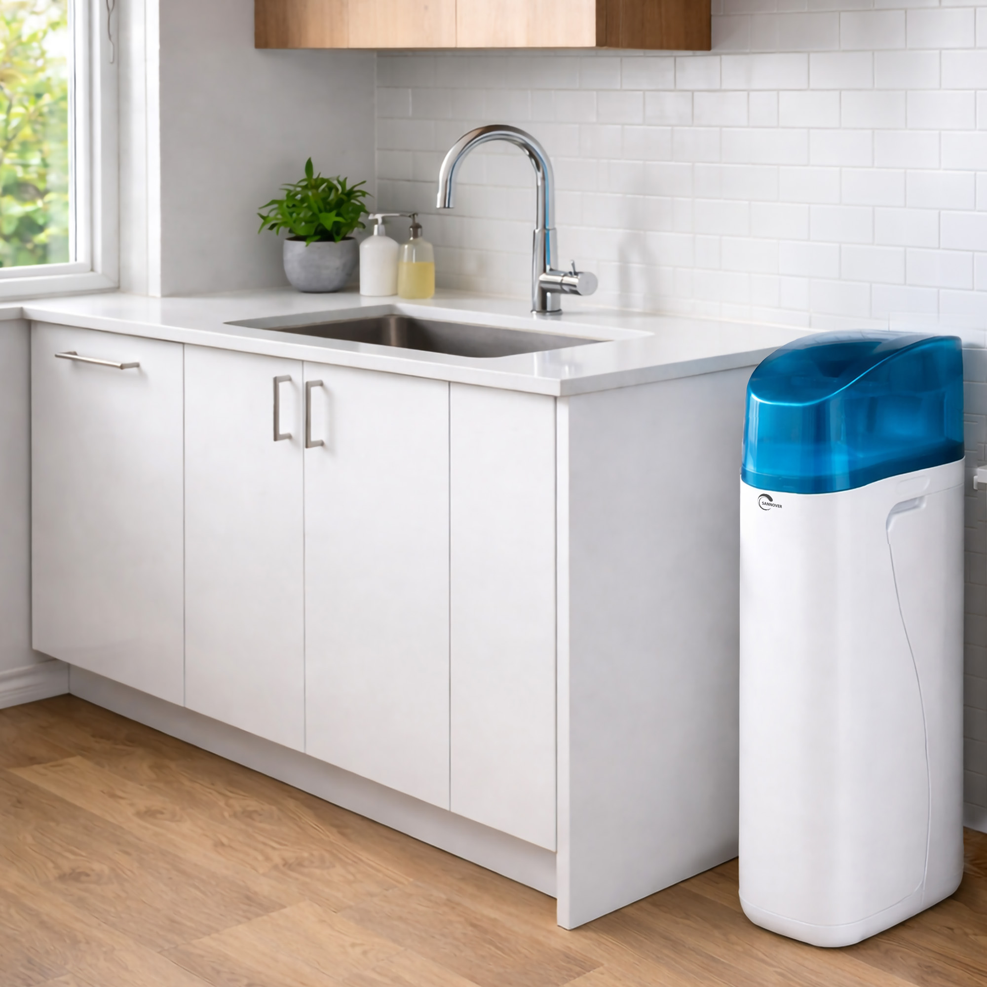 Un mostrador de cocina blanco con fregadero y un suavizador de agua azul y blanco al lado.