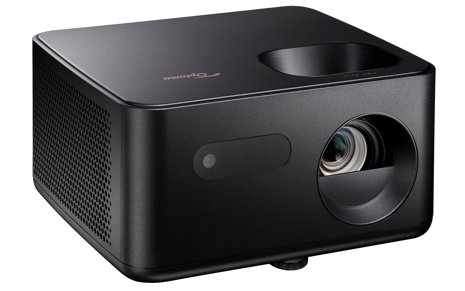 Un proyector negro Optoma con lente de enfoque y rejillas de ventilación sobre una superficie blanca.