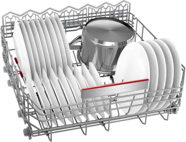 Una cesta de lavavajillas llena de platos blancos ordenados y una olla grande de acero inoxidable.
