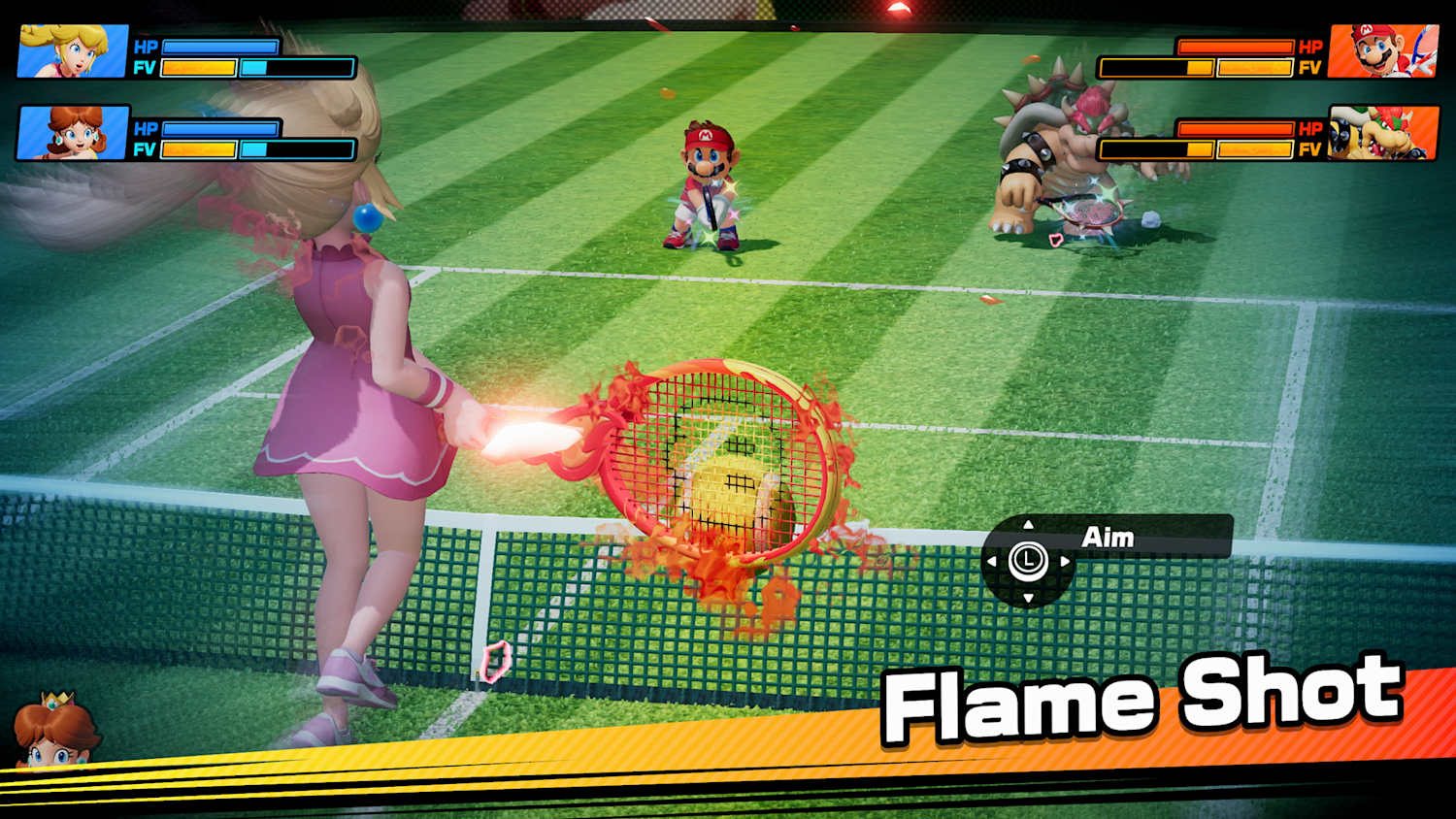 Prinzessin Peach schlägt im Tennisspiel einen brennenden Ball über das Netz.