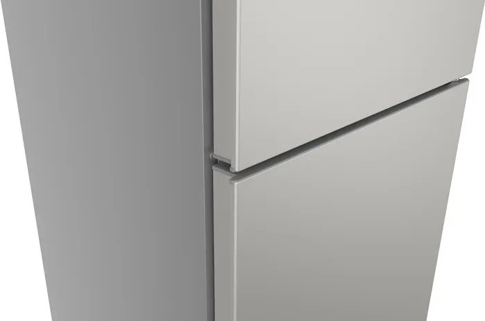 Primo piano di un moderno frigorifero argento, focalizzato sulle maniglie a incasso.
