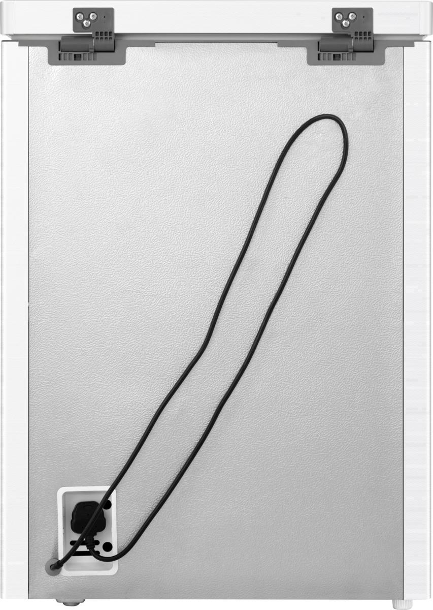 Rückseite eines weißen Haushaltsgeräts mit schwarzem Netzkabel und Scharnieren.