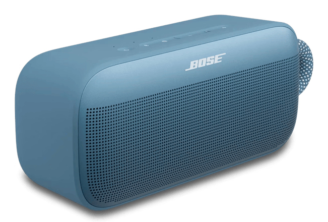 Un altavoz Bluetooth Bose azul con bordes redondeados y logotipo blanco, con un lazo colgante estampado en el lateral.