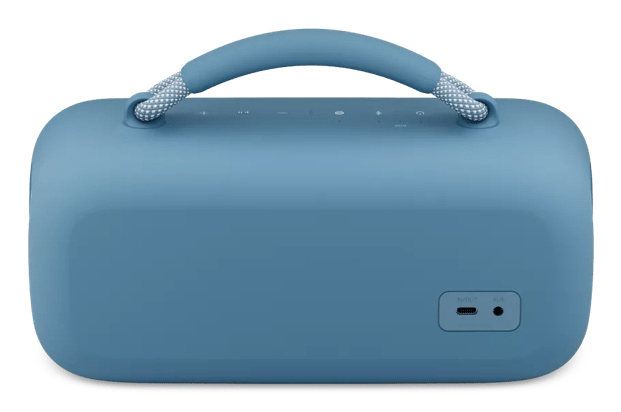 Un altavoz inalámbrico portátil azul con asa superior, botones de control y puertos traseros.