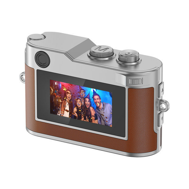Una fotocamera digitale retrò argentata e marrone con l'immagine di amici festanti sullo schermo.