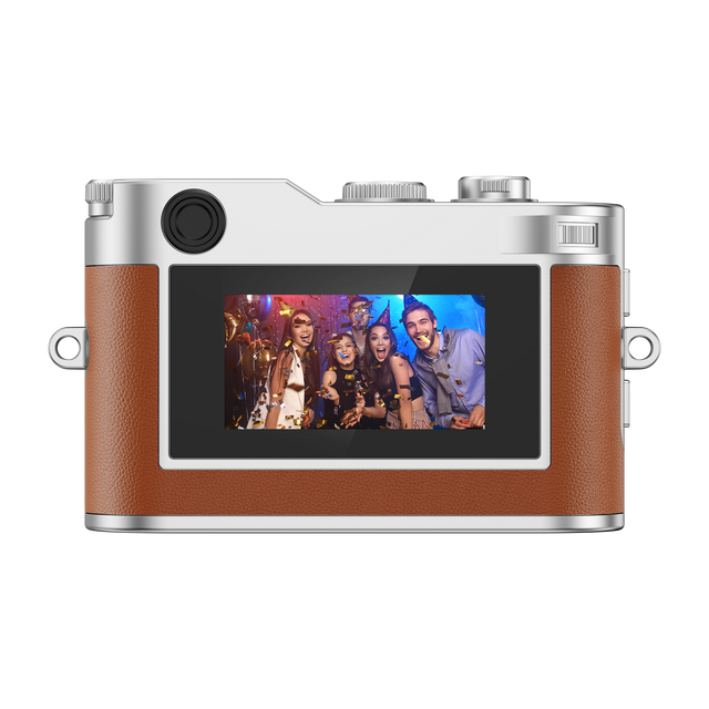 Una fotocamera retro argento e marrone mostra uno schermo con un gruppo felice di amici tra i coriandoli.