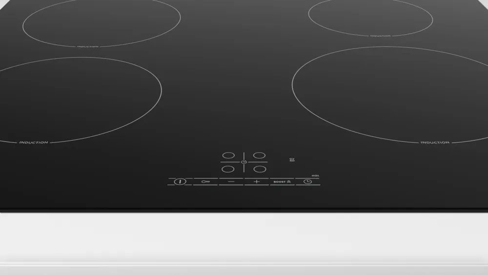 Un piano cottura a induzione nero con quattro zone e pannello di controllo.