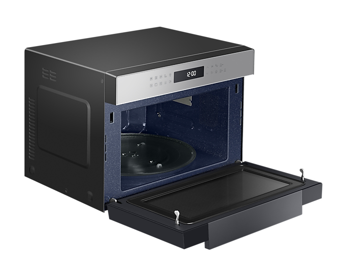 Microonde nero con porta aperta e display digitale, su sfondo bianco.