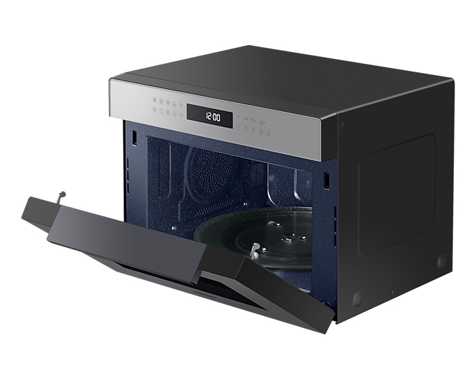 Microonde nero con porta aperta e display digitale su sfondo bianco.