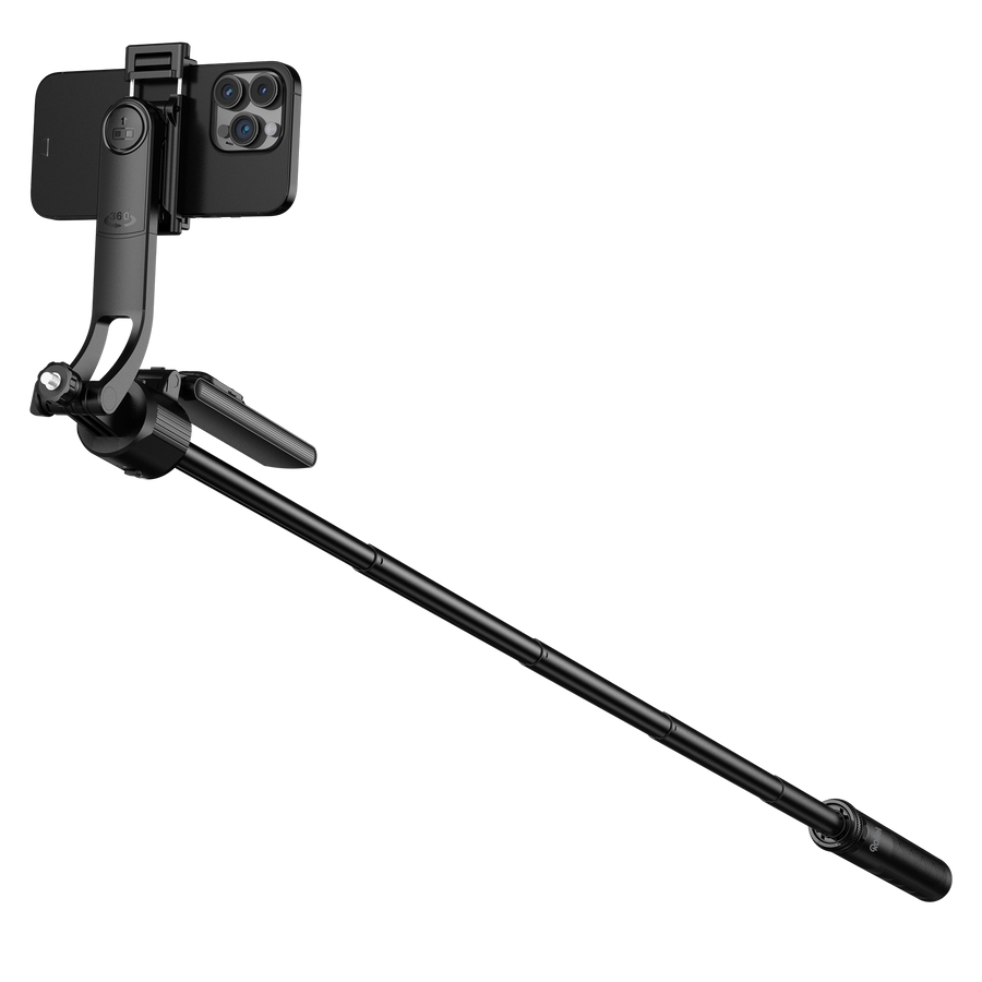 Un selfie stick nero con uno smartphone attaccato e manico allungabile su sfondo bianco.