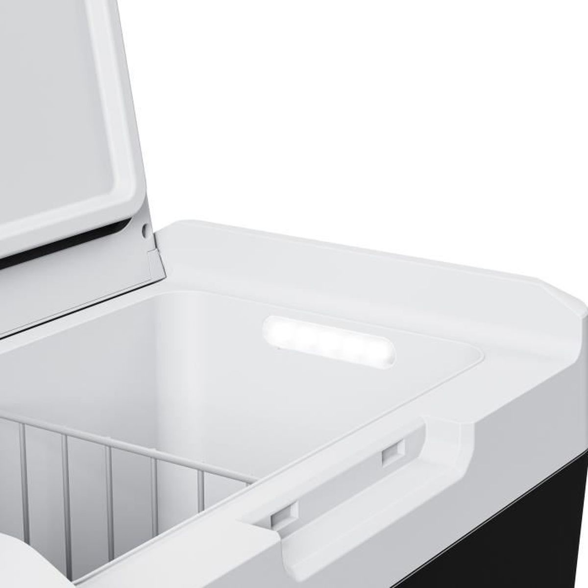 Das Innere einer offenen Kühlbox mit LED-Licht und Drahtkorb vor weißem Hintergrund.