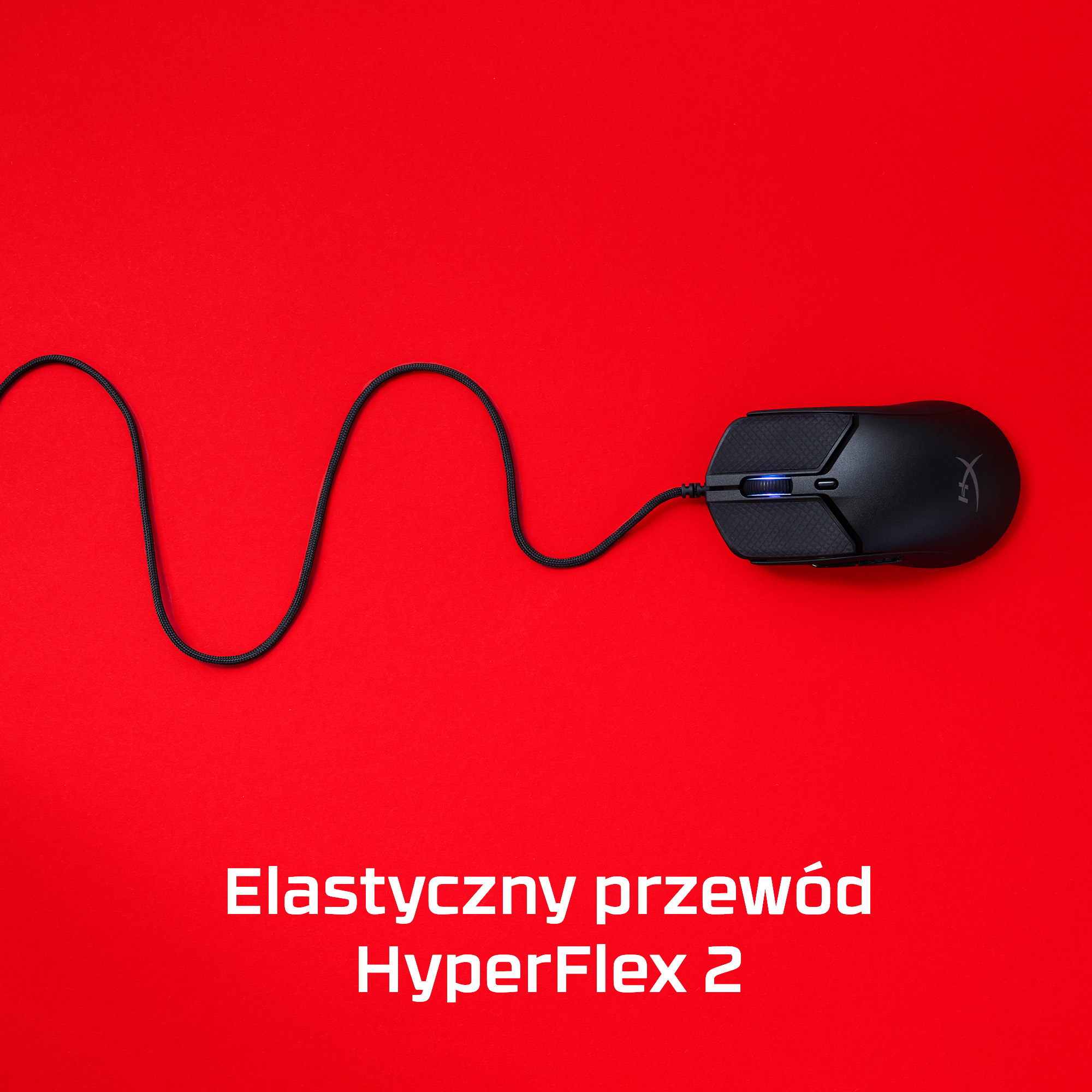 Czarna mysz gamingowa z falowanym kablem na jaskrawo czerwonym tle.