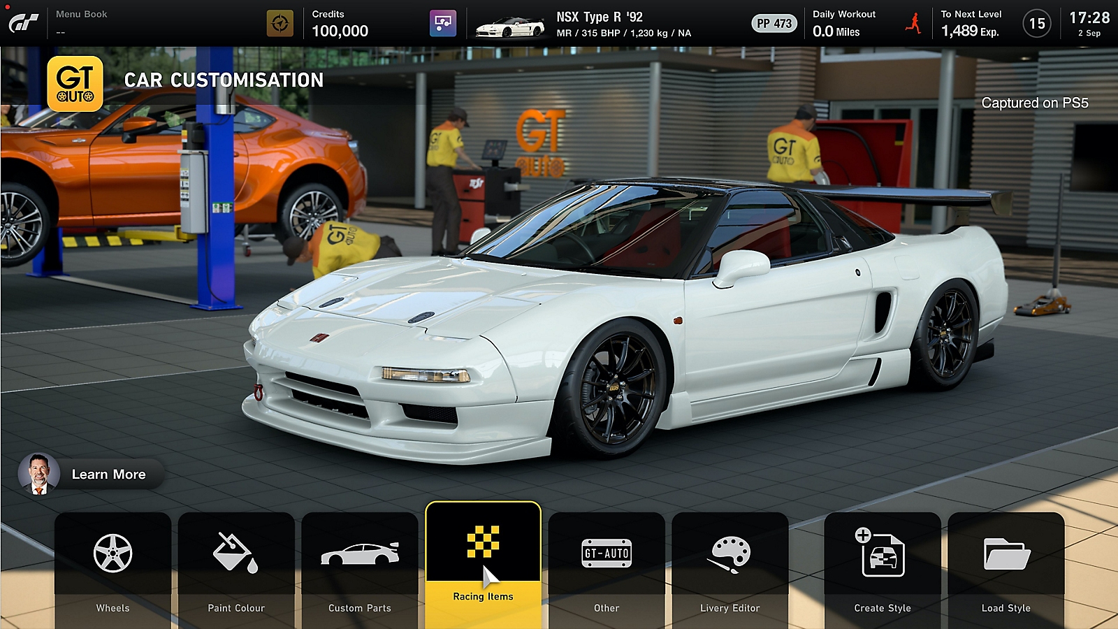 Ein weißer NSX Type R steht in einer Werkstatt zur Fahrzeuganpassung mit Menüoptionen.