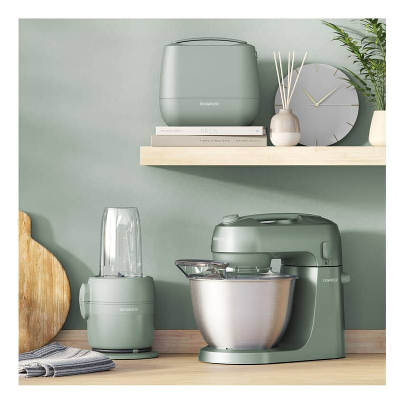 Elettrodomestici da cucina Kenwood verdi su ripiano in legno.
