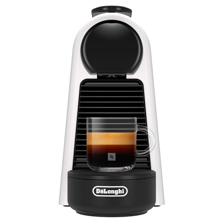 Eine weiße und schwarze DeLonghi-Kaffeemaschine mit einer Glas Tasse voller Kaffee auf dem Abtropfgitter.