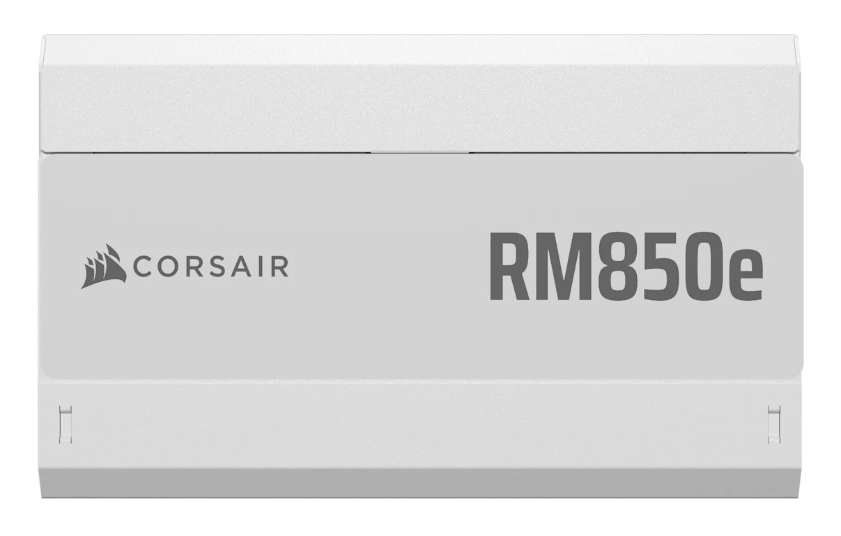 Vista frontale di un alimentatore bianco Corsair RM850e con logo grigio e nome del prodotto su sfondo bianco.