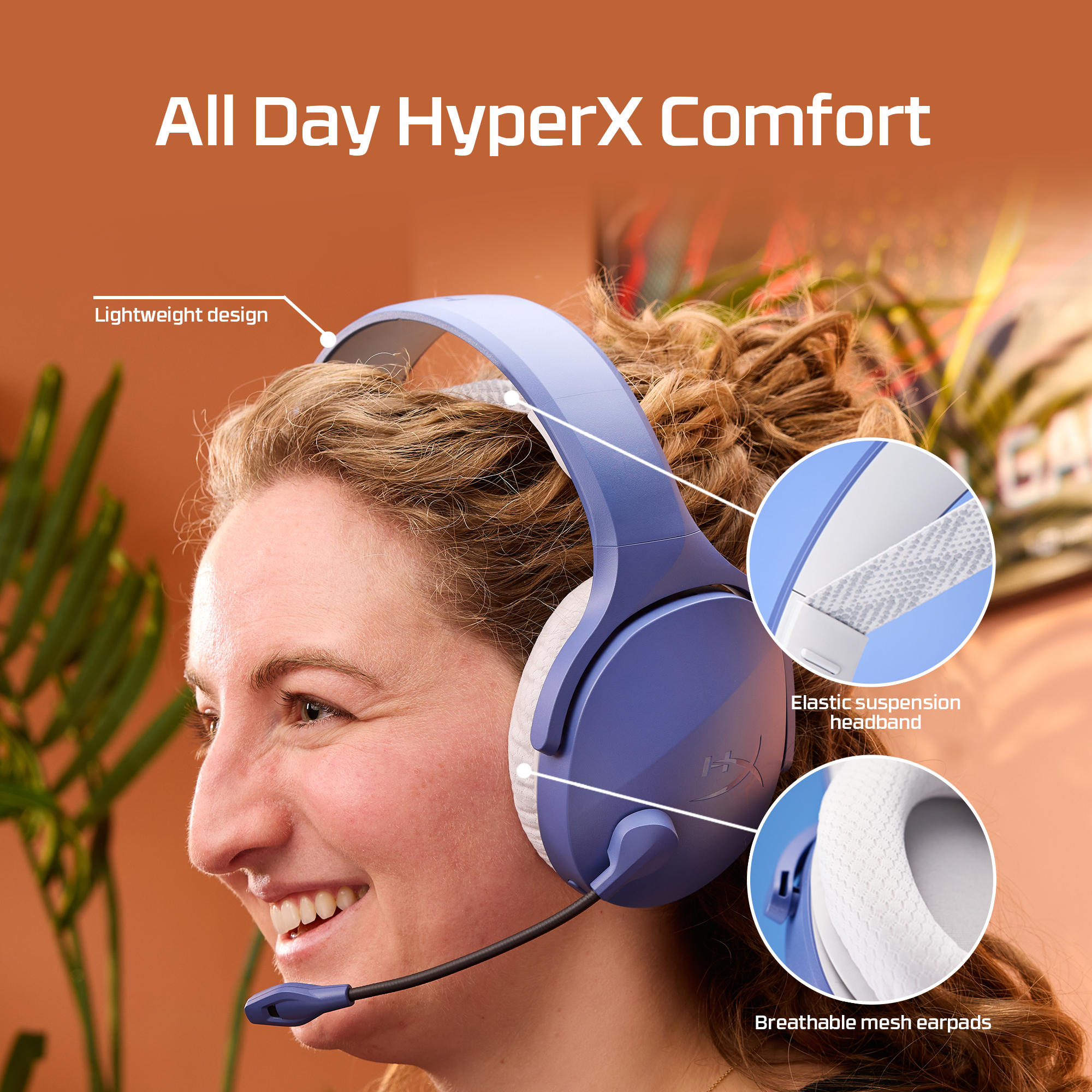 Mujer con auriculares gaming HyperX azules con micrófono, diadema elástica y almohadillas transpirables.