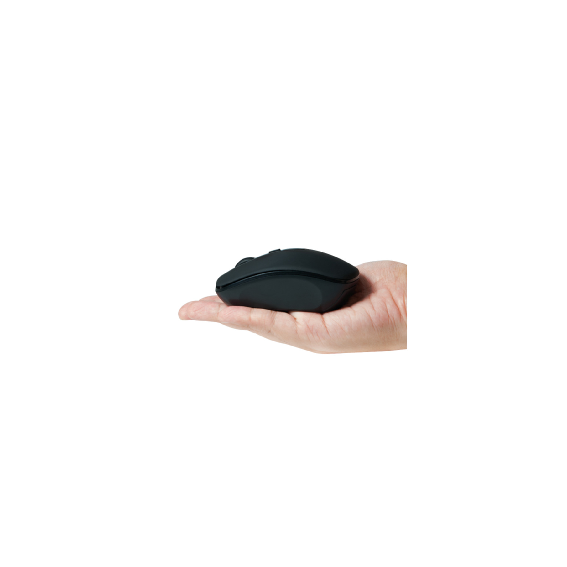 Un mouse per computer nero poggia su una mano umana su sfondo bianco.