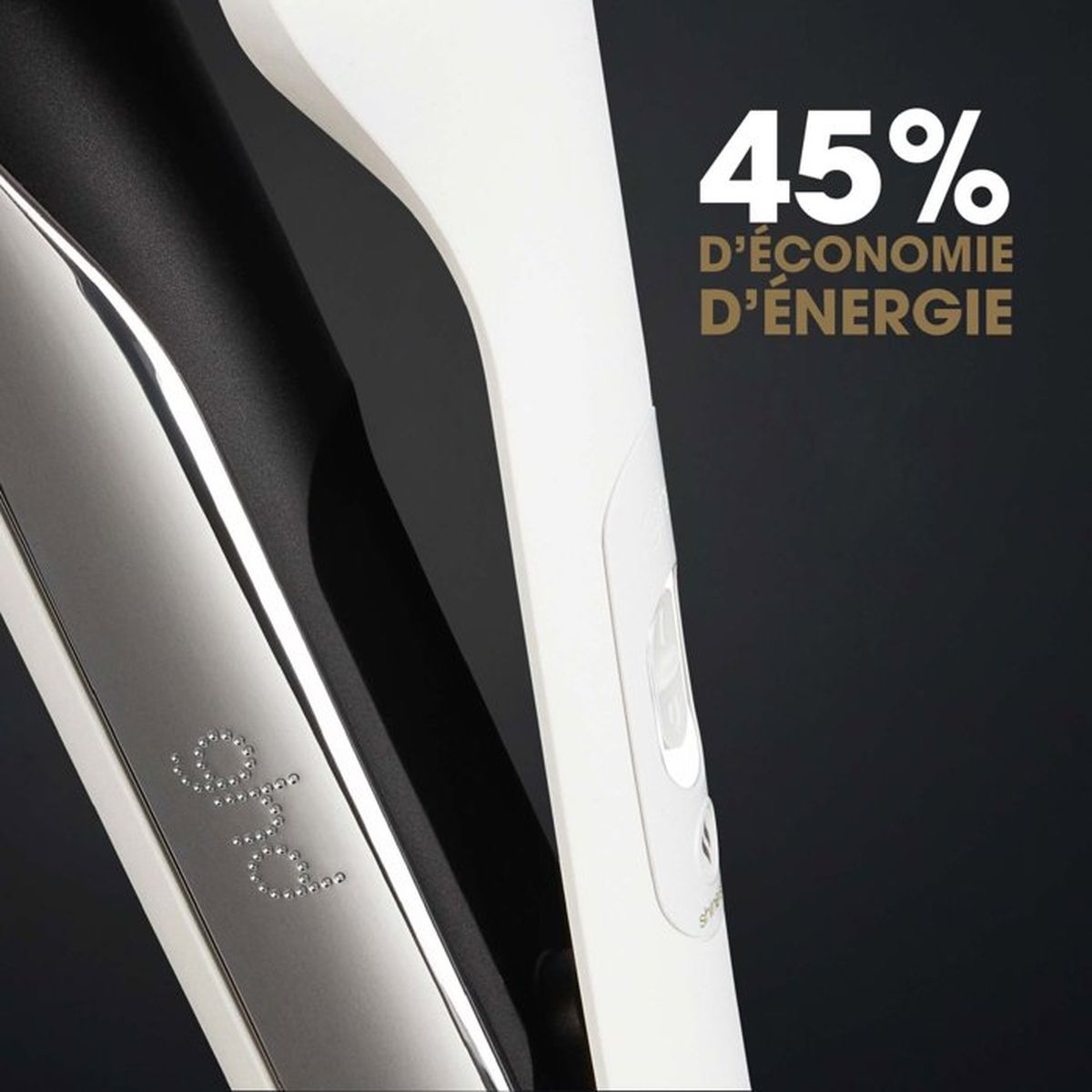 Nahaufnahme eines weiß-schwarzen Glätteisens mit der Aufschrift 45 prozent d'economie d'energie auf schwarzem Hintergrund.