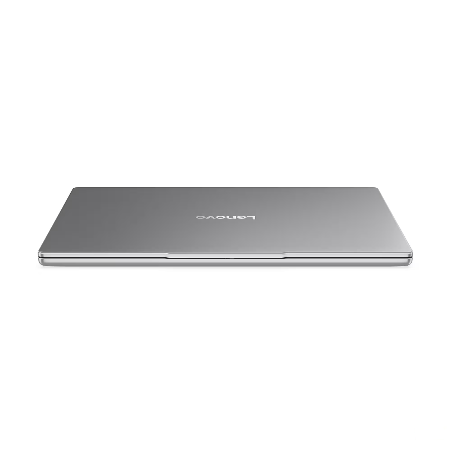 Kapalı gümüş renkli bir Lenovo dizüstü bilgisayar beyaz arka planda önden gösteriliyor.