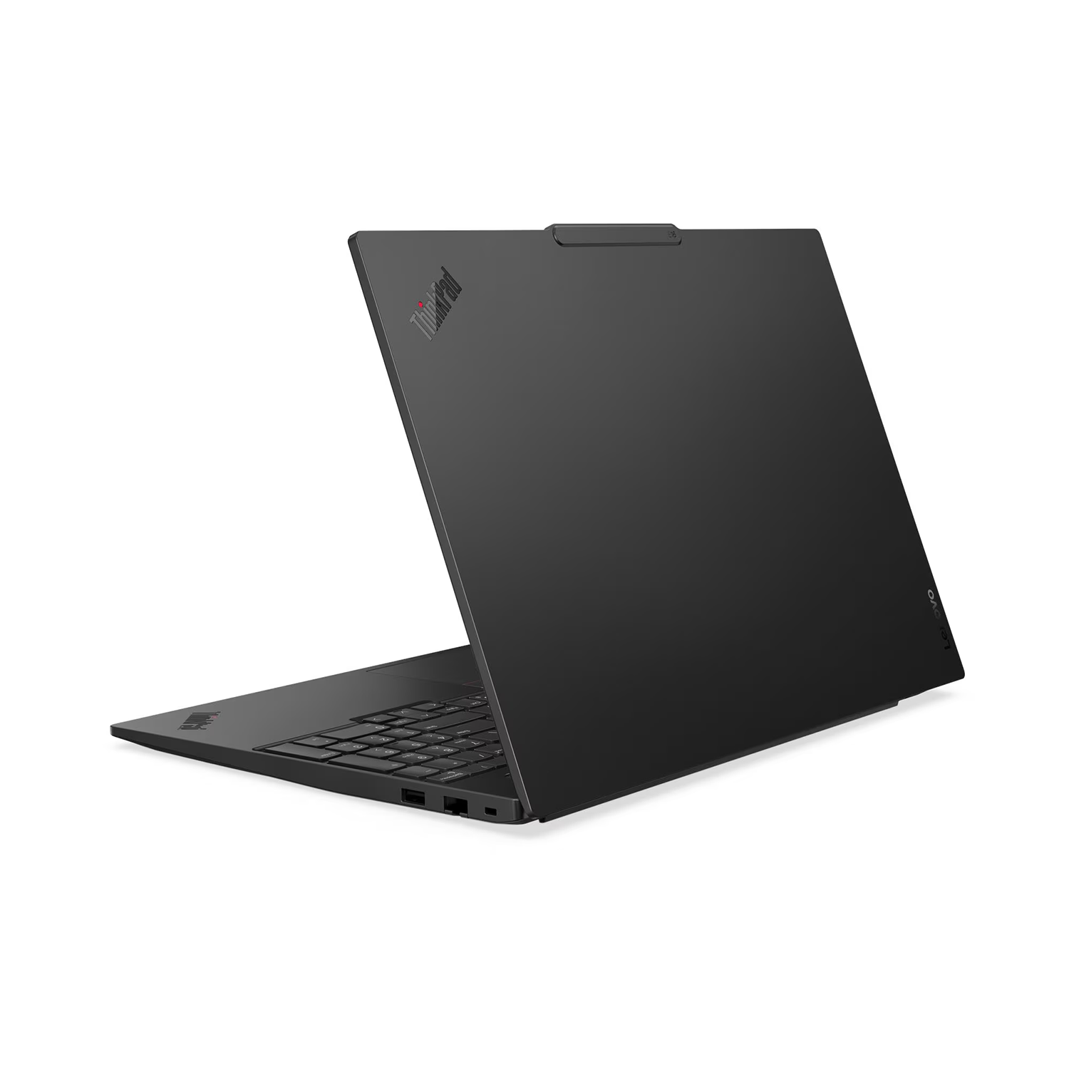 Beyaz bir zemin üzerinde arkadan açıyla görülen siyah bir Lenovo ThinkPad dizüstü bilgisayar.