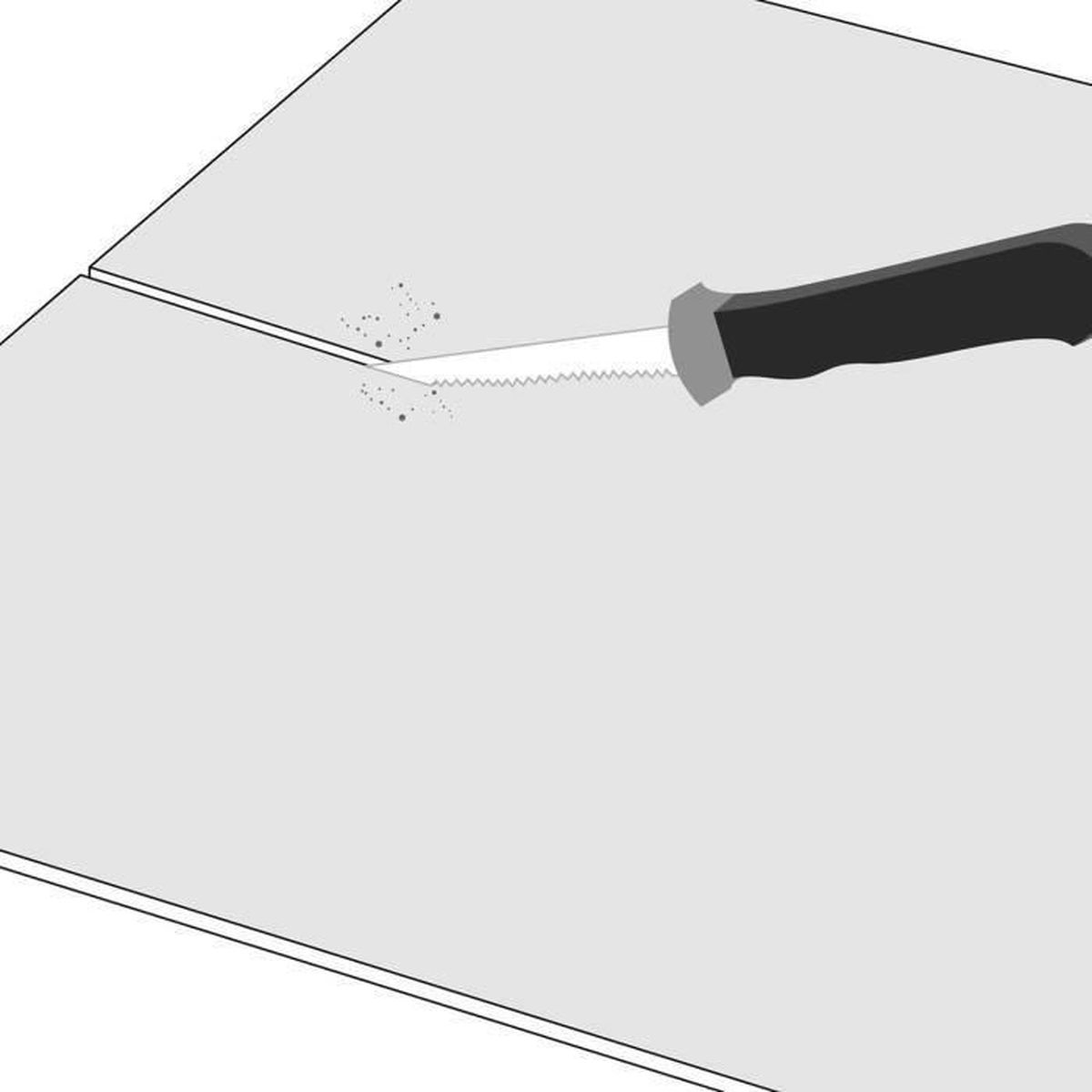Ein Sägemesser schneidet in die Fuge zwischen zwei hellen Platten, mit kleinen Partikeln daneben.