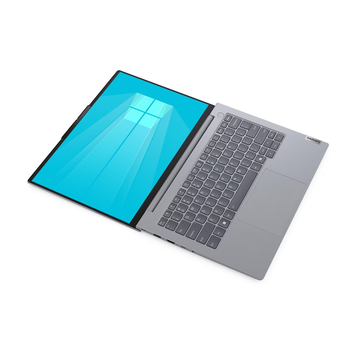Beyaz arka planda mavi Windows duvar kağıtlı gümüş renkli bir dizüstü bilgisayar.