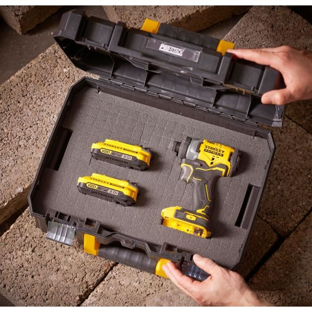 Ein offener Stanley FatMax Werkzeugkasten mit Schaumstoffeinlage enthält eine Akku-Bohrmaschine und zwei Akkus.
