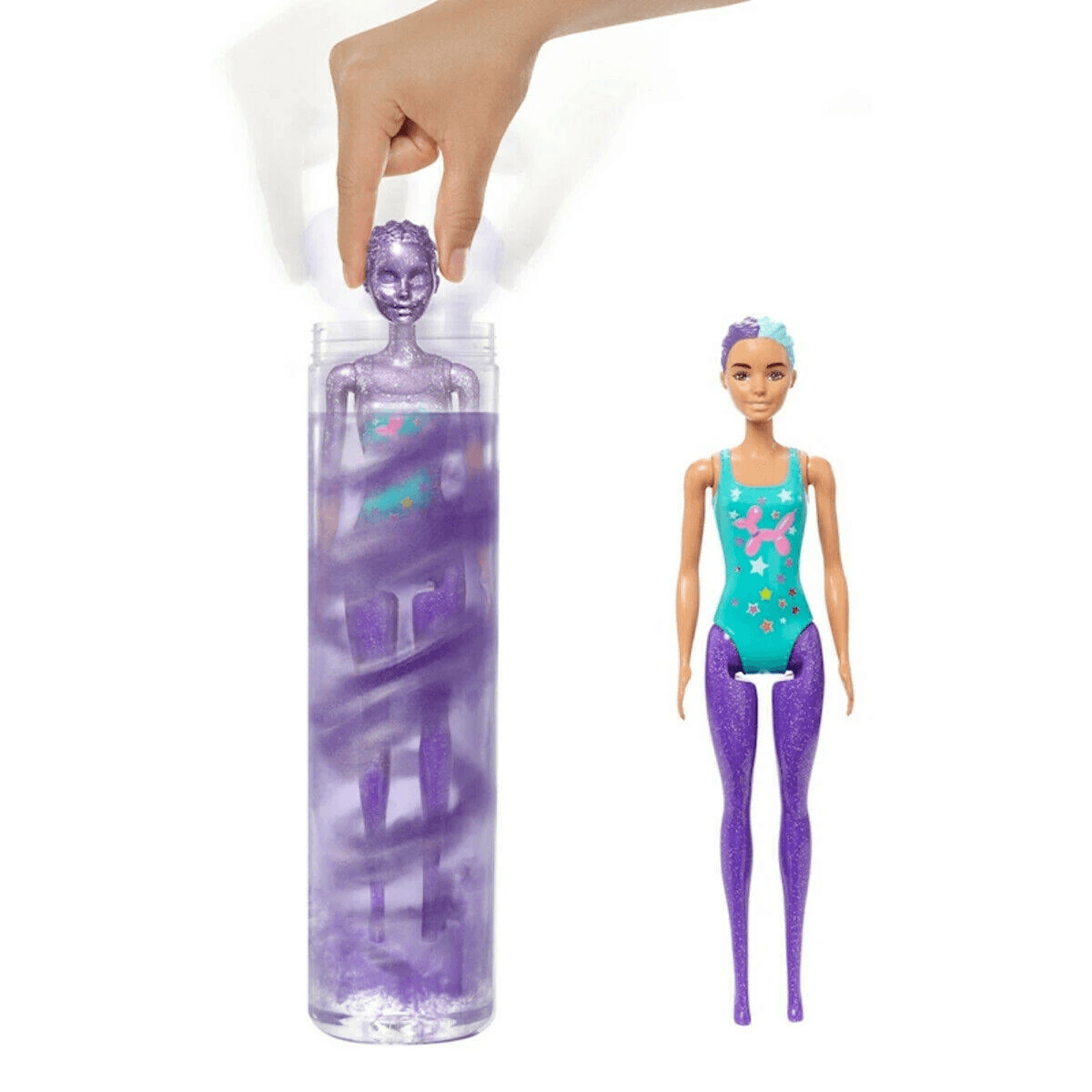 Una mano estrae una bambola viola glitterata da un tubo con liquido viola, accanto a una bambola rivelata con costume blu.