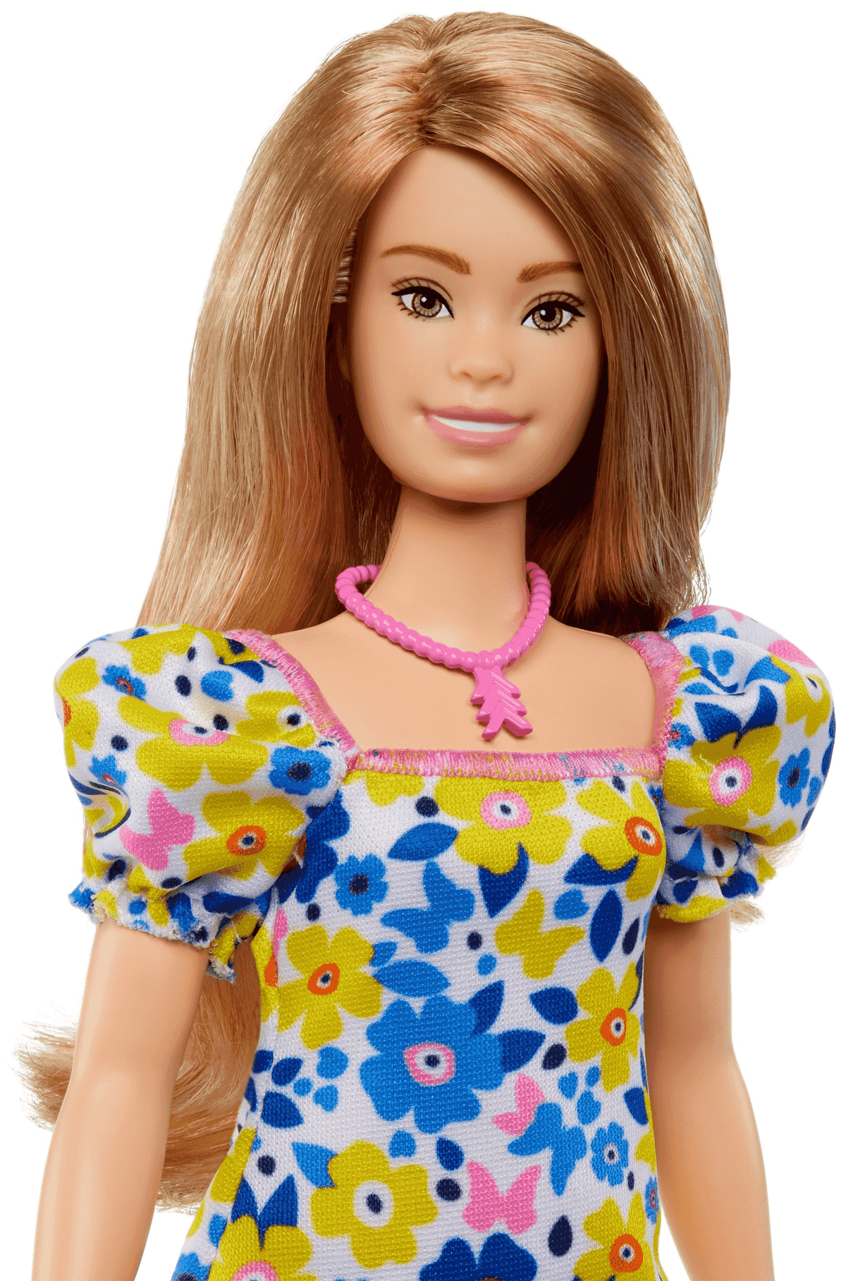 Nahaufnahme einer blonde Puppe mit einem weiß-blauen Blumenkleid und einer pinken Halskette.