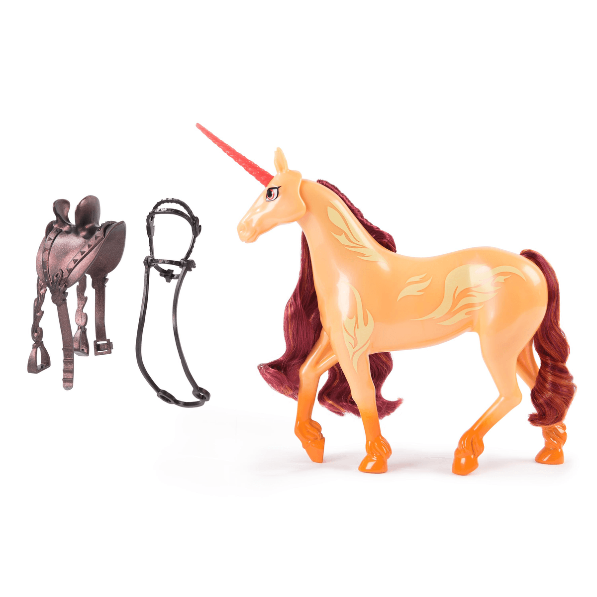 Ein orangefarbenes Einhorn-Spielzeug mit roter Mähne, Horn und passendem Sattel sowie Zaumzeug auf weißem Hintergrund.