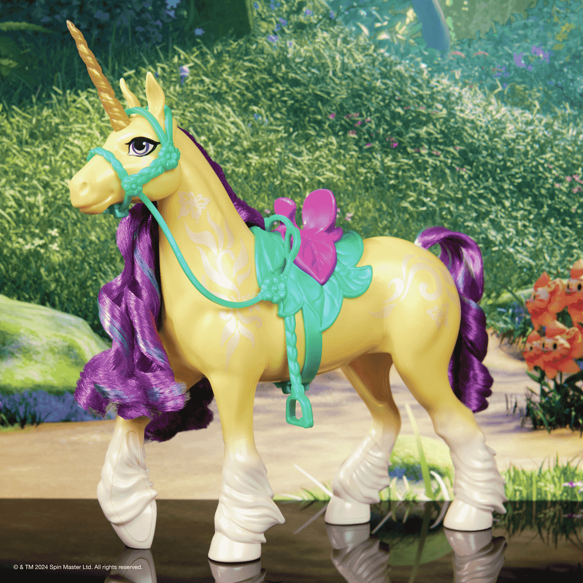 Un unicorno giocattolo giallo con criniera e coda viola, sella turchese e corno dorato in un bosco.