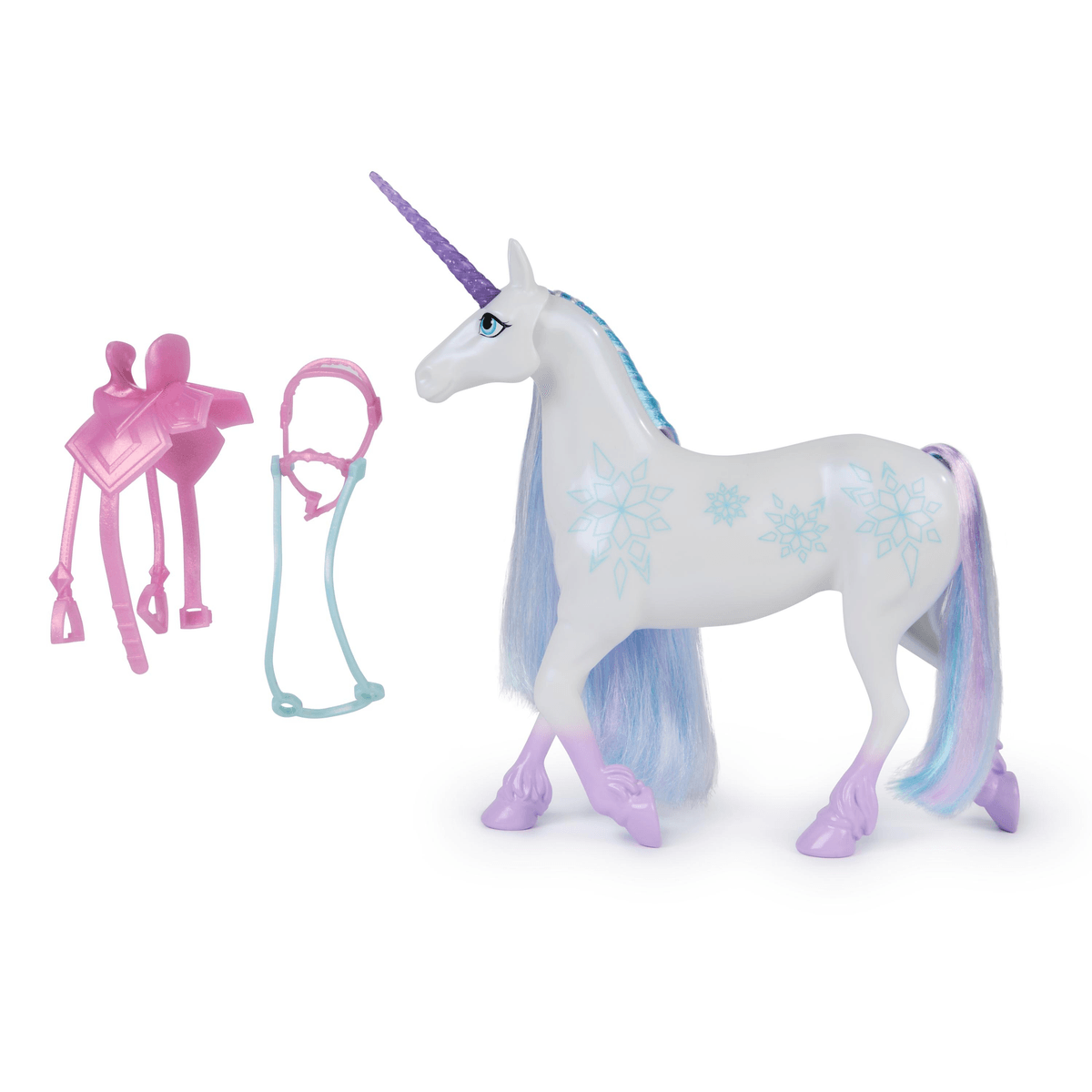 Ein weißes Einhorn-Spielzeug mit blauem Haar, lila Hufen, glitzerndem Horn und passendem pinken Sattel und Zaumzeug.