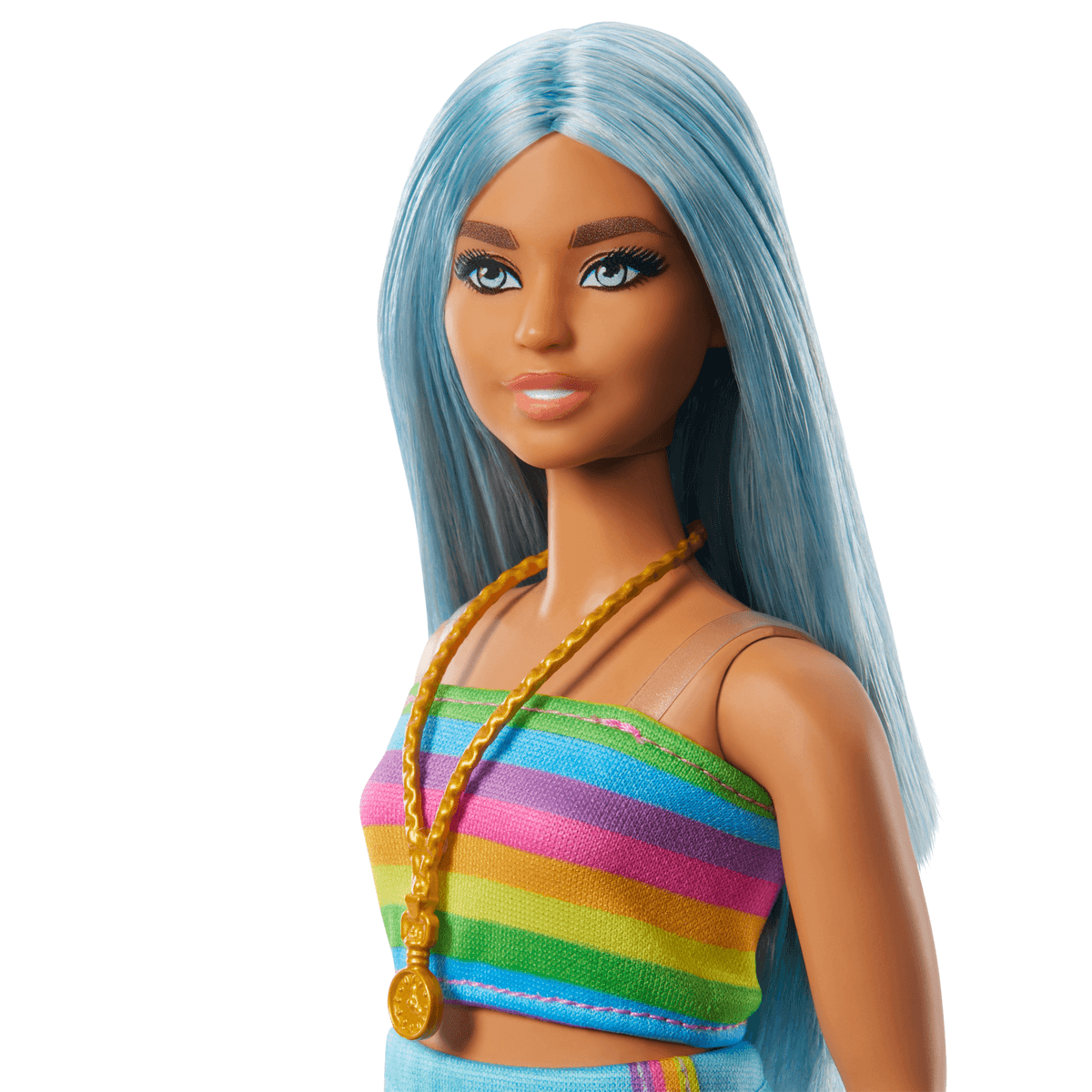 Nahaufnahme einer Puppe mit langem blauen Haar, buntem gestreiftem Oberteil und goldener Halskette vor weißem Hintergrund.