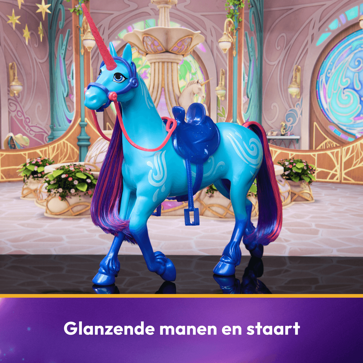 Un unicorno giocattolo blu con criniera rosa si trova davanti a una fontana.