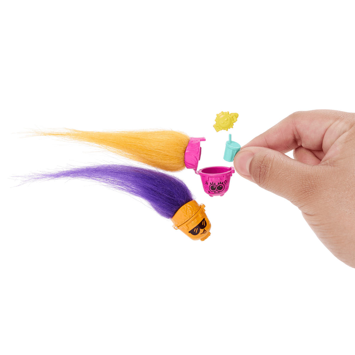 Eine Hand hält kleine Spielzeugbecher und Zubehör neben zwei Figuren mit langem gelben und violetten Haar.