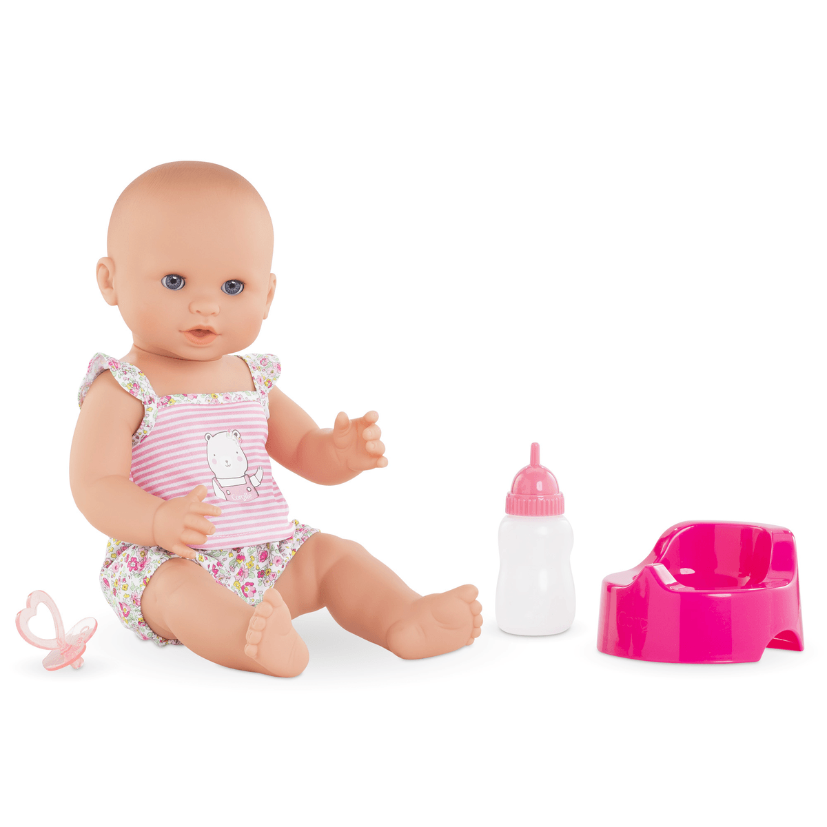 Eine Babypuppe in gestreifter Kleidung sitzt neben einer rosa Babyflasche, einem Töpfchen und einem Schnuller.