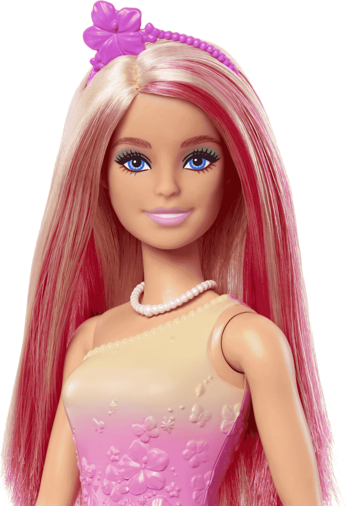 Primer plano de una muñeca Barbie con largo cabello rubio y rosa, ojos azules, diadema de flor rosa y collar de perlas.