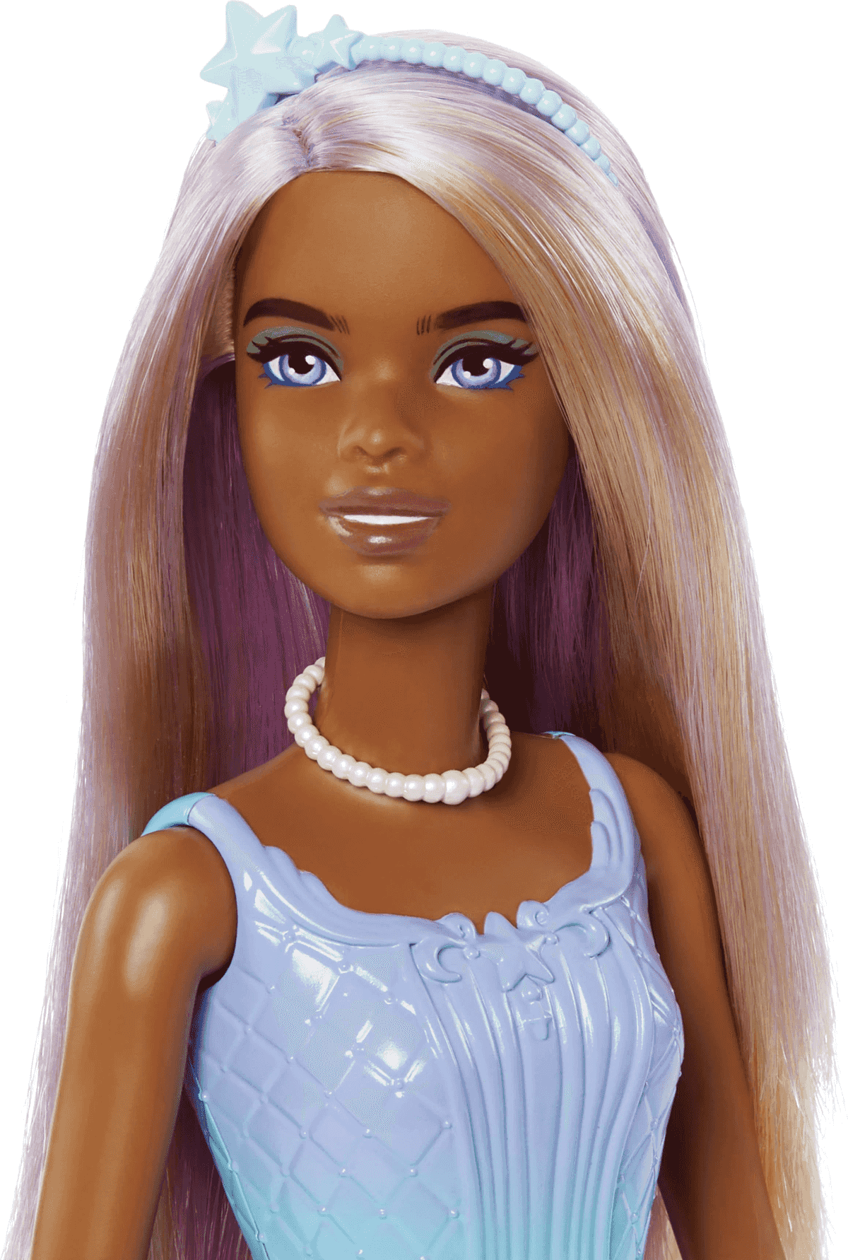 Una muñeca de moda con cabello largo y morado, ojos azules, un collar de perlas y un vestido azul claro.