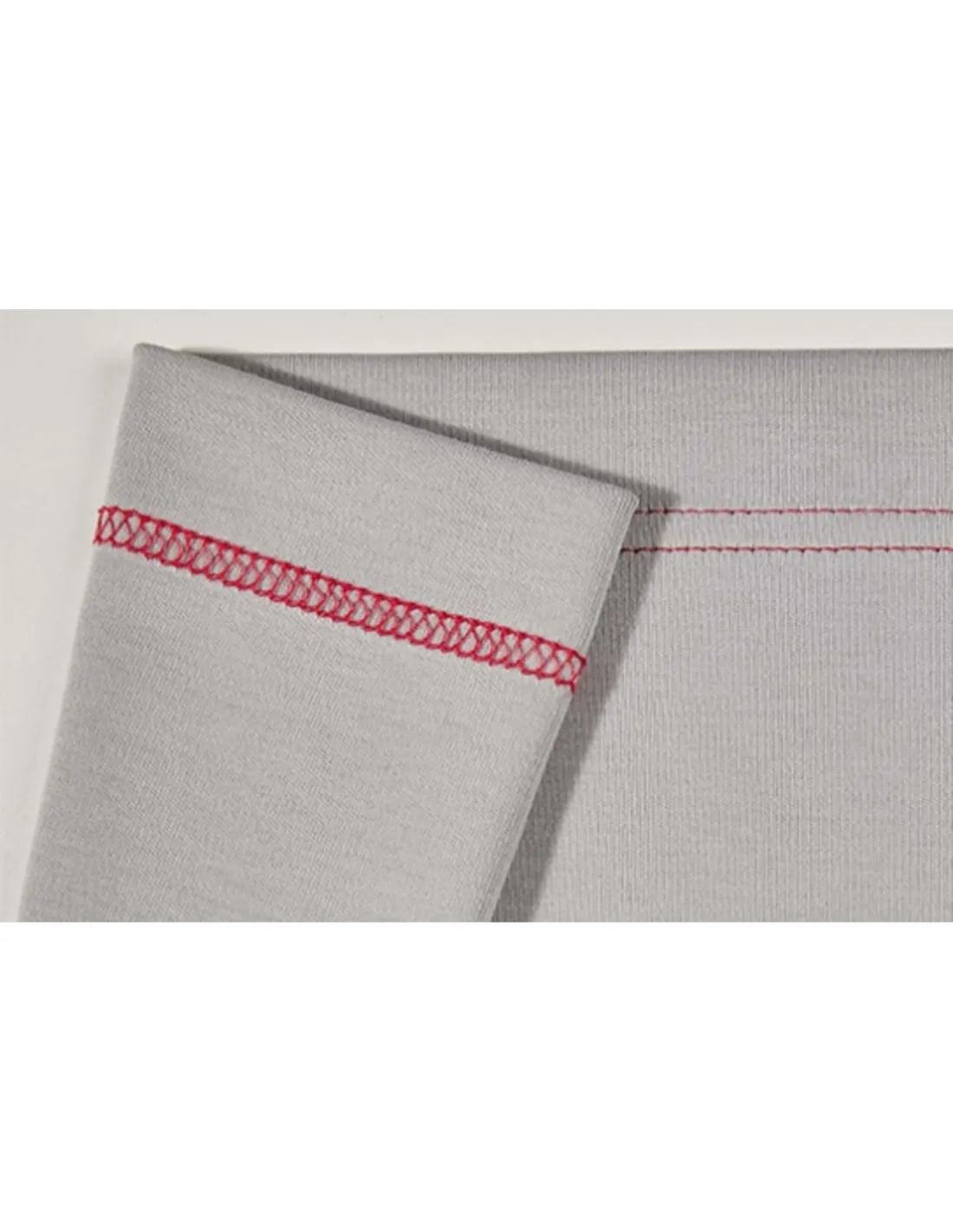 Tessuto grigio con cuciture decorative rosse e una piega.